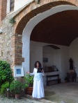 La poeta Marisa Barros recitant davant un quadre de Goretti Pomé.