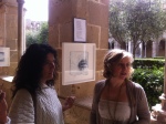 Les poetes Marisa Barros i Mercè Amat davant un quadre de Goretti Pomé. Monestir St Jeroni de la Murtra.